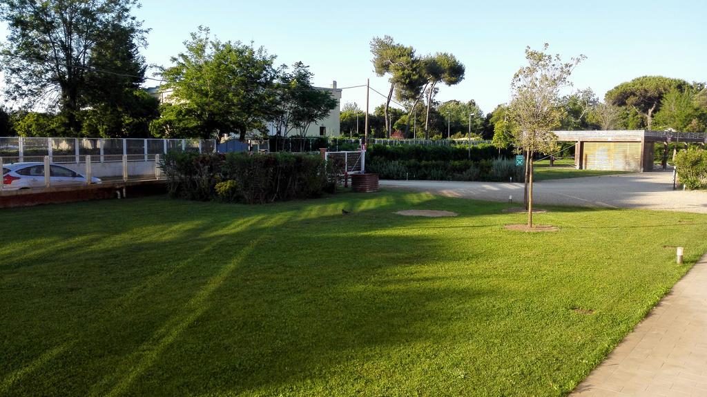 Eliopoli Beach Hostel & Restaurant Tirrenia Exterior foto